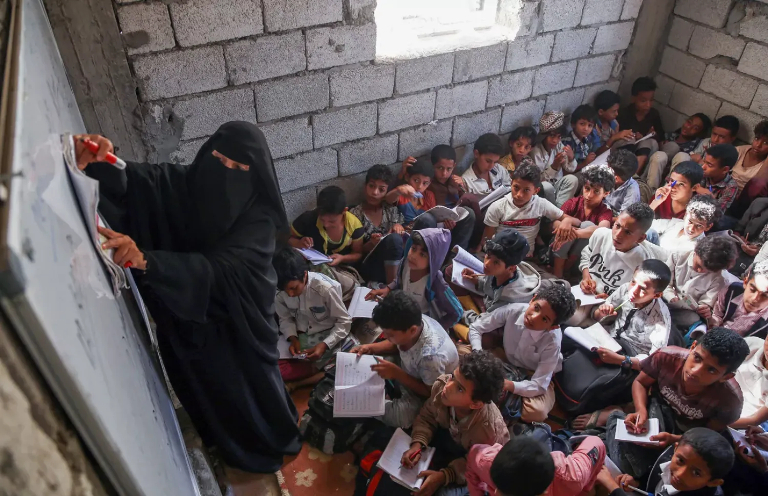 Children and families at a verified temporary learning space for displaced people in Taiz governorate.
